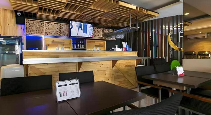 Life Puri Hotel Surabaya Gubeng Exterior foto